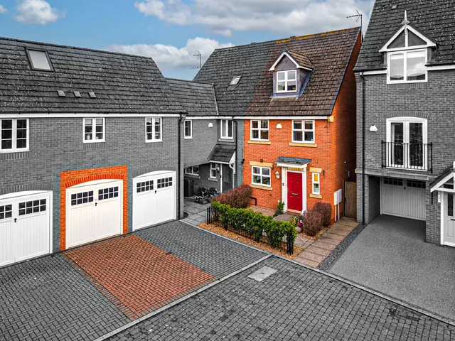 Fosse Close, Burbage, LE10, photo 1