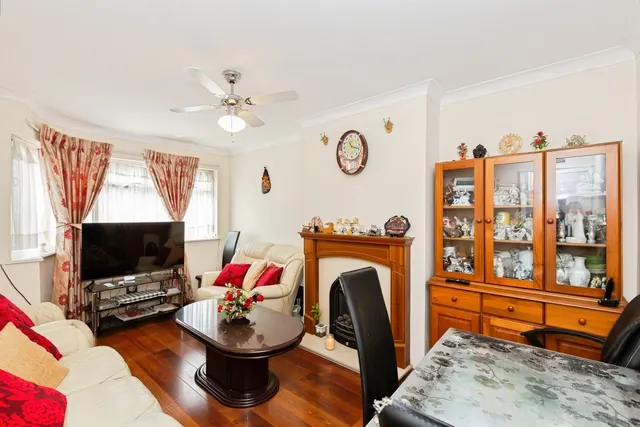 Photo 3 — Fullwell Avenue, Ilford, IG5