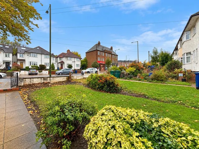Osidge Lane, London, N14, photo 2