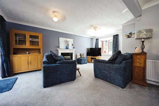 Photo 2 — Ennismore Green, Luton, Bedfordshire, LU2