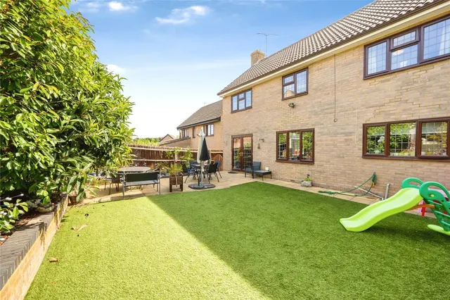 Photo 3 — Ennismore Green, Luton, Bedfordshire, LU2