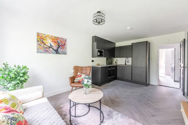 Photo 3 — Flat 2, 104 Hale Lane, London