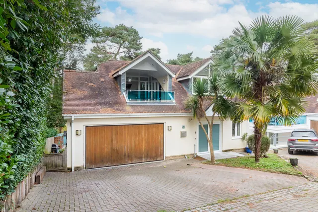 26 Pinewood Road, St. Ives, Ringwood, BH24 2PA, photo 1