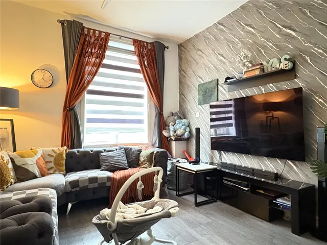 Kelverlow Street, Clarksfield, OL4, photo 3