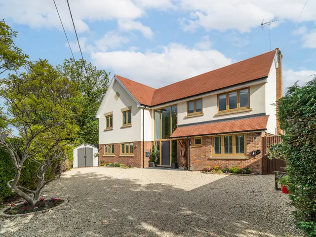 Chequers Lane, RG27, photo 1