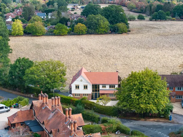 Chequers Lane, RG27, photo 3