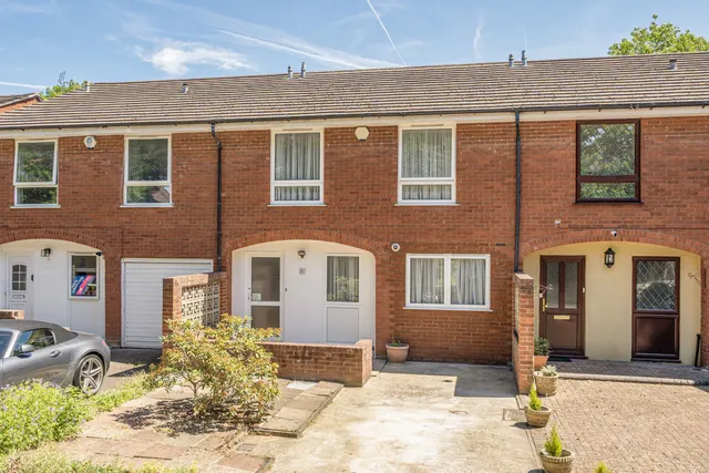 Woodridge Way, Northwood, HA6, photo 1