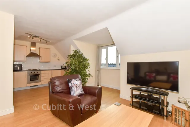 Fairbank Road, Southwater, RH13, photo 3