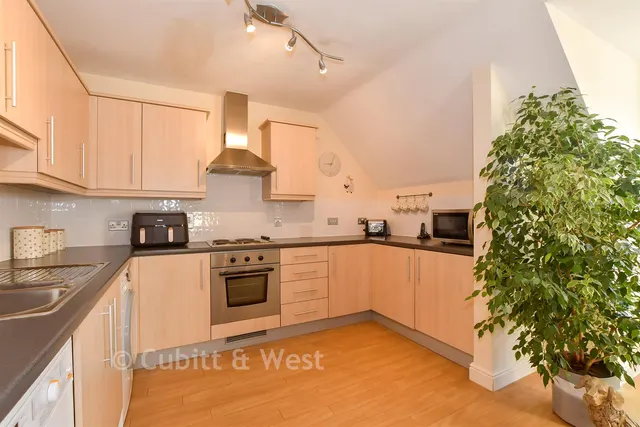 Fairbank Road, Southwater, RH13, photo 2