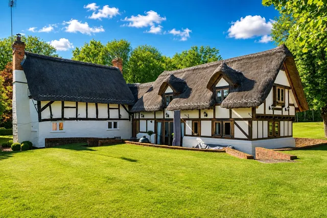 Thatch Cottage, Eversley, RG27, photo 1