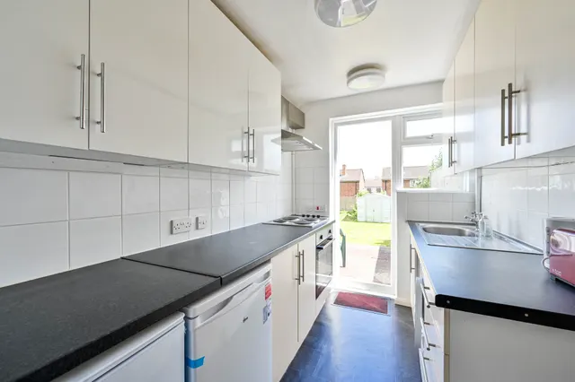 Photo 3 — 77 Homestall, Guildford