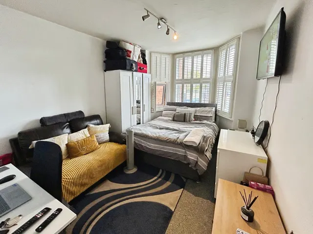 Photo 2 — The Grove, Aldershot, Hampshire, GU11 1NW