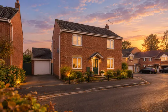 Avill Crescent, Taunton, photo 1