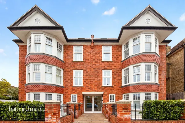 Avondale Avenue, London, photo 1