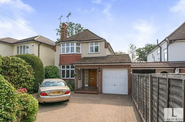 Swakeleys Road, Ickenham, UB10 8DH, photo 1