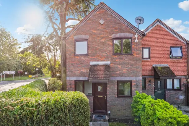 Station Road, Bourne End SL8 5RJ, photo 1