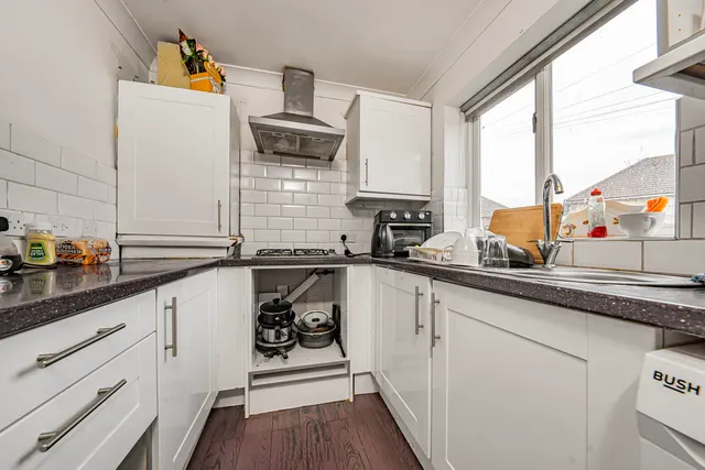 Photo 3 — Oakdene Road, Hillingdon, UB10