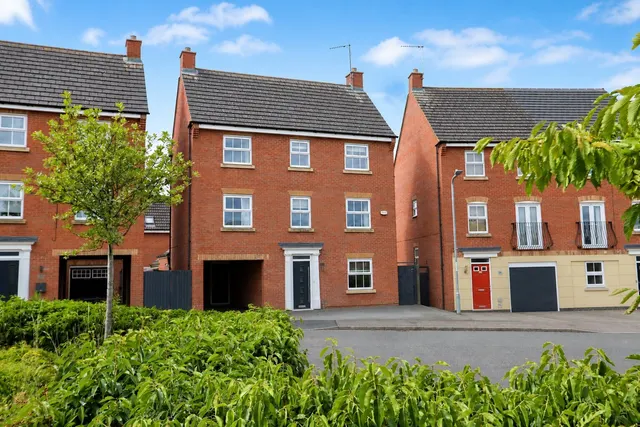 Fieldfare Close, Corby, NN18, photo 1