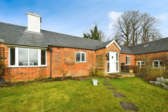 St. Nicholas Yard, Fyfield, SN8, photo 1