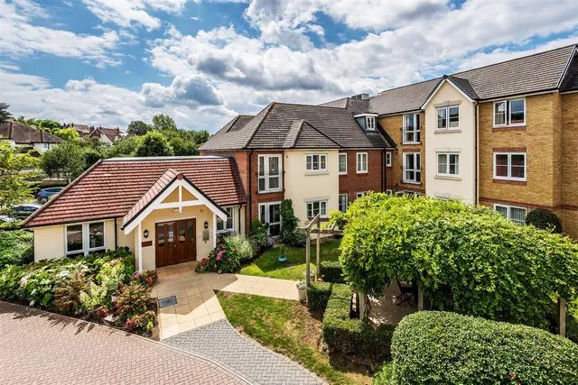 Kingston Avenue, Leatherhead, KT22, photo 1
