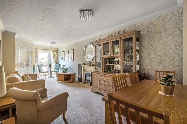 Kingston Avenue, Leatherhead, KT22, photo 3