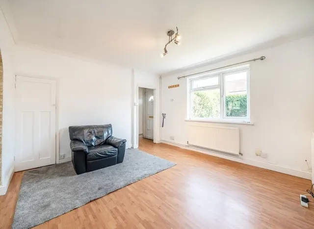 Photo 3 — Morris Road, Isleworth, TW7