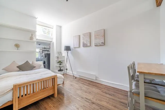Heath Street, London, NW3, photo 1