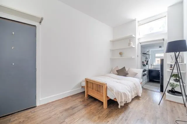 Heath Street, London, NW3, photo 2