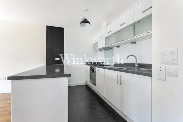 Friern Barnet Road, London, N11, photo 3