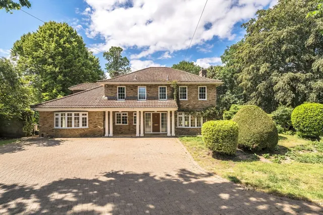 Old Avenue, West Byfleet, KT14, photo 1