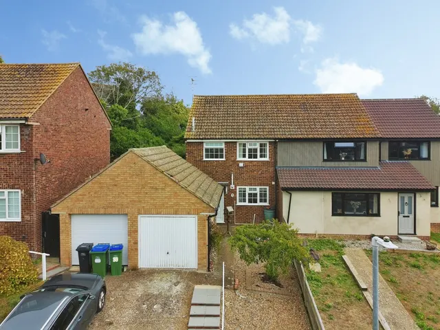 Barn Close, Seaford, photo 1