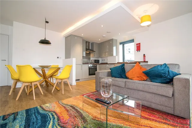 Kew Bridge Road, Brentford, TW8, photo 2