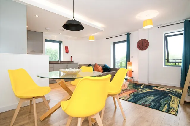Kew Bridge Road, Brentford, TW8, photo 1