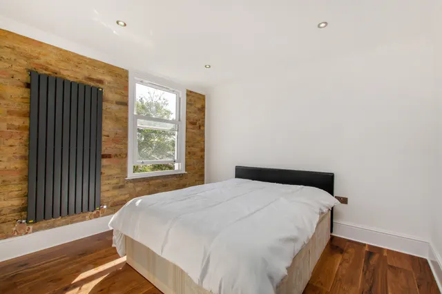 Photo 3 — 55 Dalyell Road, London