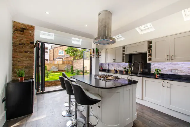 55 Dalyell Road, London, photo 1