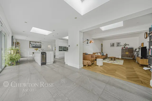 Bagshot Road, Woking, photo 3