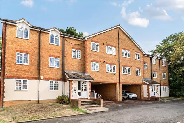 Photo 3 — Hanson Close, Beckenham, BR3