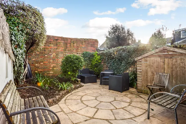 Priory Road, London, W4, photo 1