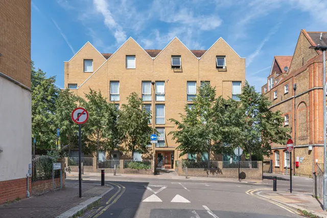 Flat 84 Schoolhouse Yard, Bloomfield Road, London, photo 1