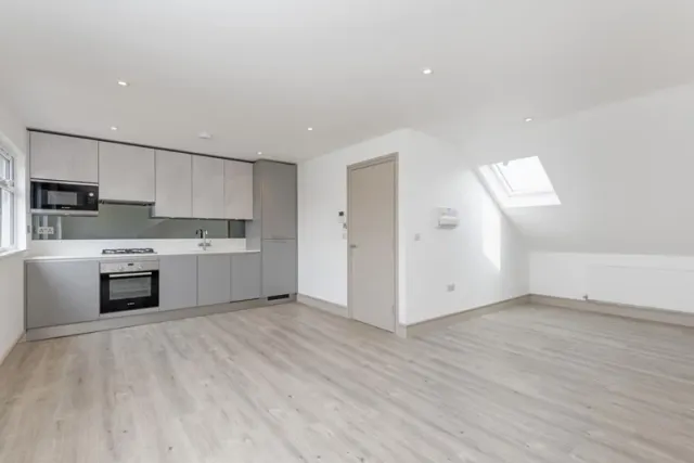 Hendon Way, London, NW2 2LX, photo 1