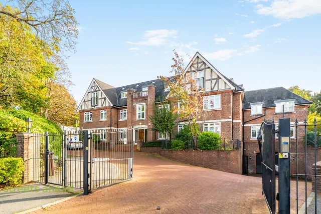 2 bedroom flat, Foxley Lane, Purley, CR8