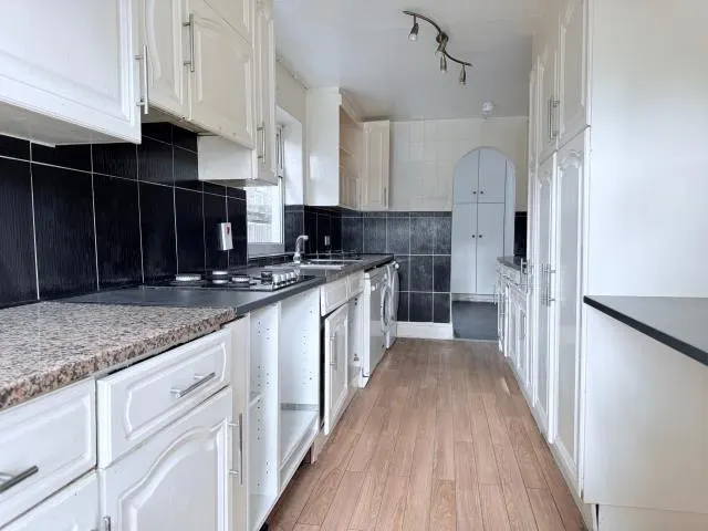 Elgar Avenue, Surbiton, KT5, photo 2