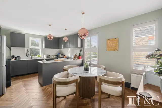 Kingsway, London, SW14, photo 1