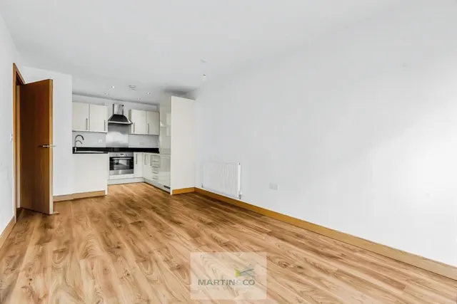 Marshgate Drive, SG13, photo 3