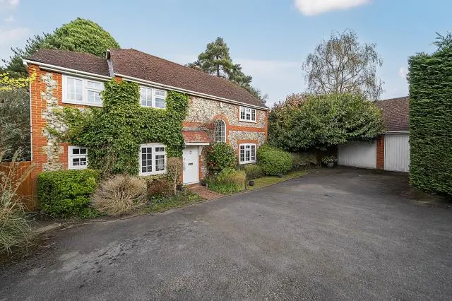 Perry Way, Lightwater, GU18, photo 1