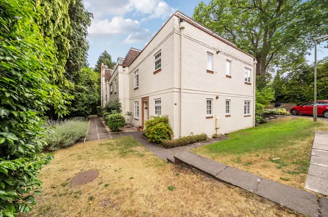 Ivy Drive, Lightwater, Surrey, GU18 5YT, photo 1