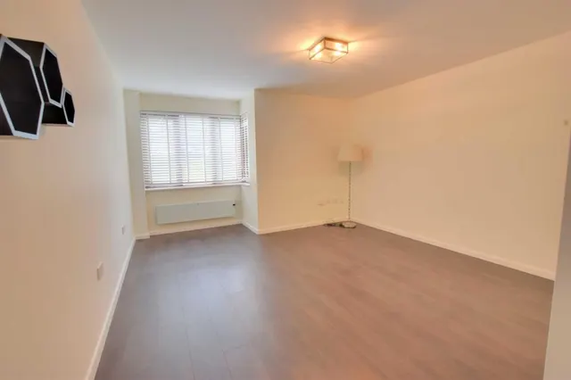 Savanna Court, Watford, photo 2