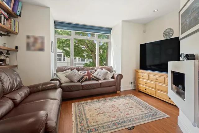 Carlton Road, London, W4, photo 1