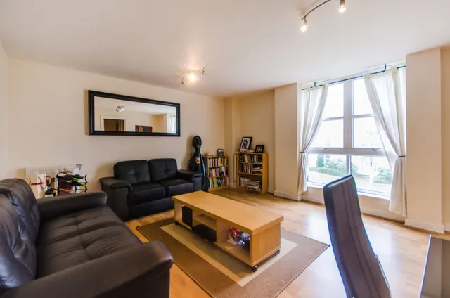 Photo 2 — 105 Barrier Point Road, London