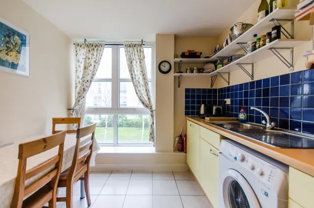 Photo 3 — 105 Barrier Point Road, London